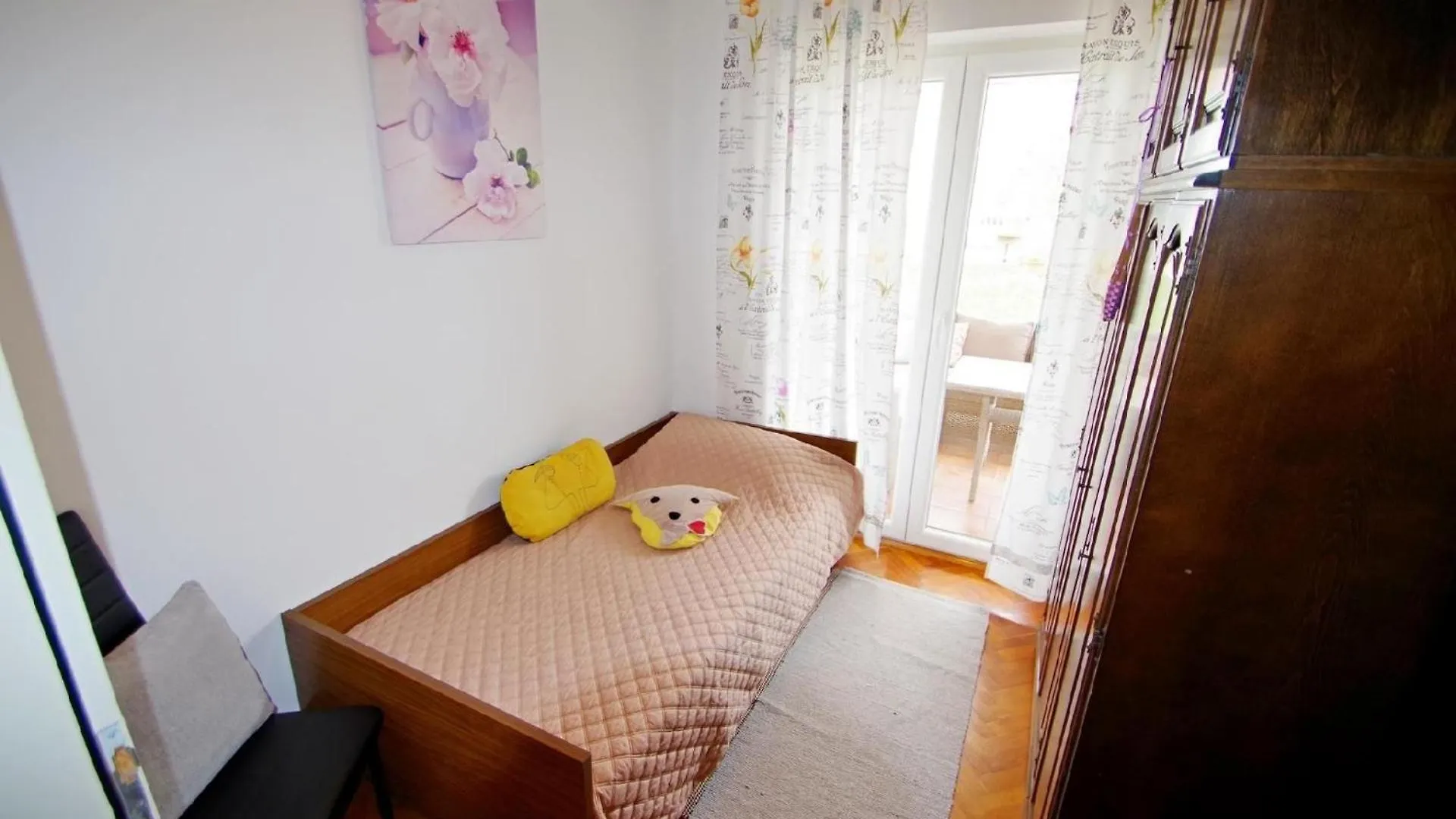 Geraeumige Ferienwohnung In Pula Mit Gemeinsamem Garten 0*,
